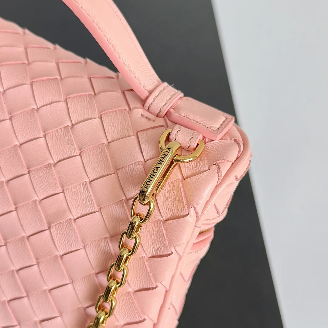 Batch 1480 BOTTEGA VENETA2025 new women's small Soft Vanity cosmetic bag, using the classic Intrecciato weaving technique, inheriting the classics, the ring buckle design 😎 The light metal chain gives you a high-end sense of matching, the chain is removable, and it can be used as a handbag ~ An elegant small bag that is perfect for participating in events. The overall body of the bag is as soft as marshmallow and can be easily kneaded, showing the strong toughness and high-end feel of the leather. The touch of sheepskin is so amazing. It is so healing when pinched! I have absolutely no resistance to small bags! ! ! Style number: 843800 Color: rose pink Size: 19*14*3cm